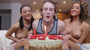 Tiny 4K: Exotic babe Pocket threesome