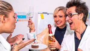 Hitzefrei - Blonde babe Mia Blow rides big dildo